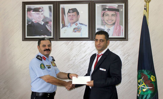 الأمن يكرم مواطنا أنقذ شابا حاول الانتحار