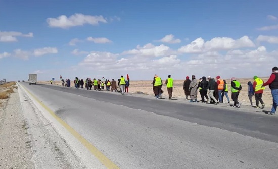 العقبة: 70 متعطلا يواصلون سيرهم على الأقدام إلى عمان منذ 4 أيام