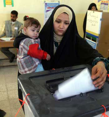 الانتخابات العراقية .. حزبا الطالباني والبرزاني يتقدمان في الشمال وقائمة علاوي في ديالى و "المالكي " في الجنوب 