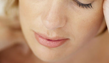 تستعين بشبيه لزوجها لإخفاء موته والحصول على توكيلات