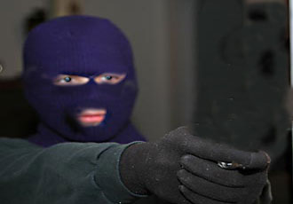  لص يفشل في مفاجأة حبيبته 