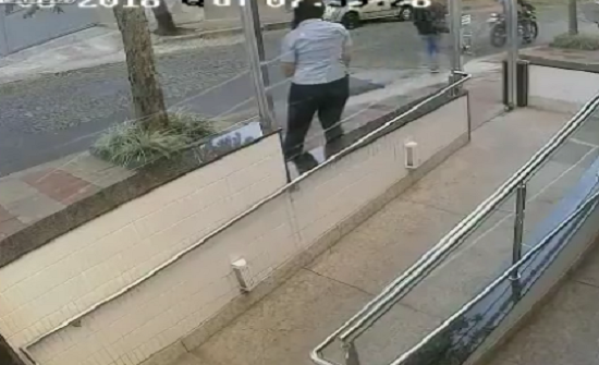 بالفيديو : لحظة سرقة لصين فتاة في وضح النهار