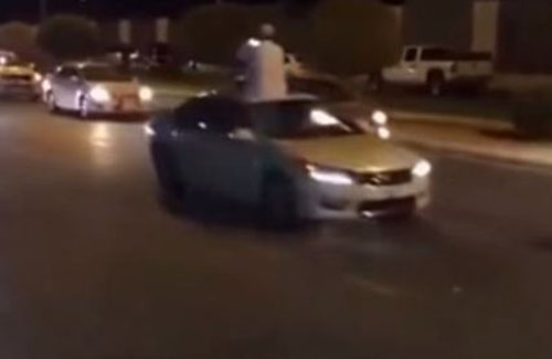 شاهد..  دورية شرطة سعودية تتفاعل مع زفة عريس