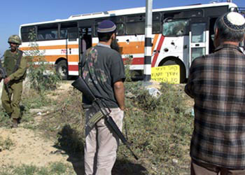 اسرائيليون يتظاهرون ضد فصل الرجال عن النساء في الحافلات