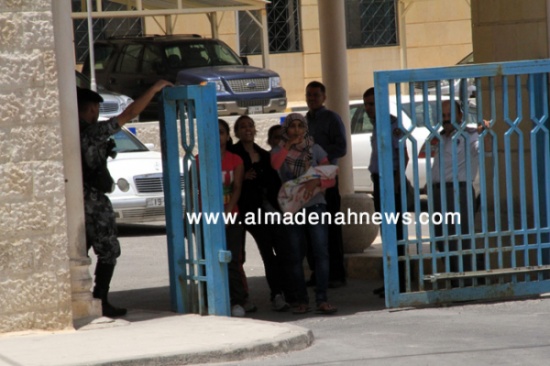 الأيتام يهددون وزير التنمية بإحراق أنفسهم ( صور )