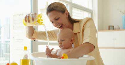 كيف تختارين لطفلك حوض الاستحمام  