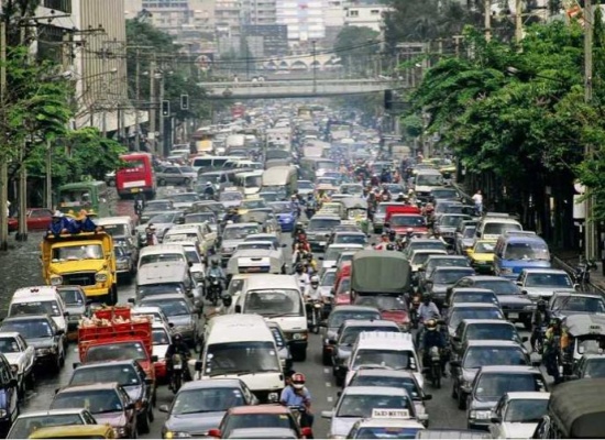 بسبب "الاختناق المروري".. سيدة تقرر وضع مولودها بالشارع!