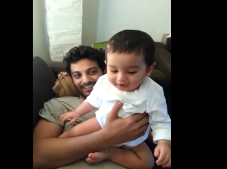 طفل يحاول تقلد عطسة والده