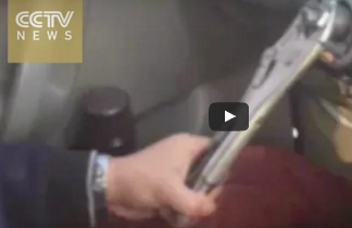 شاهد.. سائق يستخدم «مفتاح إنجليزي» لقيادة سيارته