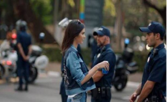 بالفيديو: أخت كيم كارداشيان بعد سحب "بيبسي" إعلانها المثير للجدل!! بالفيديو: أخت كيم كارداشيان بعد سحب "بيبسي" إعلانها المثير للجدل!!