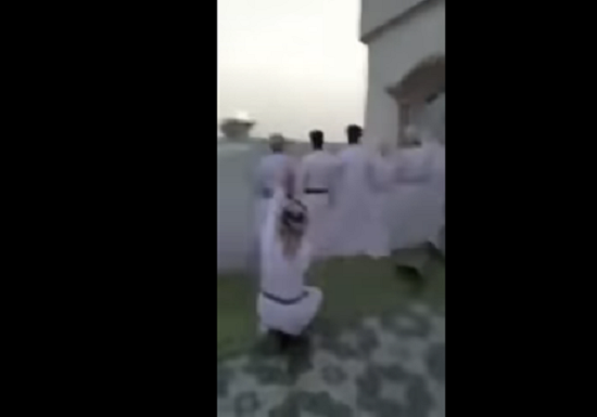 بالفيديو : متهور أطلق النار خلف مصلين في سلطنة عمان