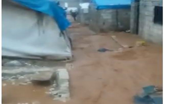 بالفيديو : السيول تُغرق مخيمات النازحين في الشمال السوري والمنظمات غائبة