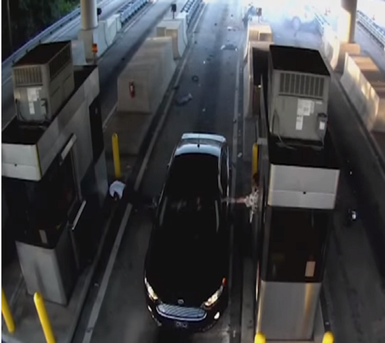 بالفيديو: سيارة تقذف صاحبها من الزجاج الامامي بعد اصطدامها بمنفذ دفع الرسوم