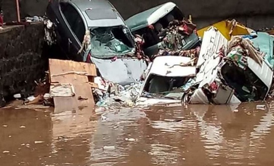 مشهد مرعب للسيول تجرف السيارات كالدمى في عدن باليمن