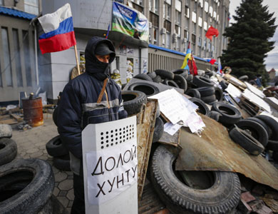 مسلحون يستولون على مركز للشرطة في شرق أوكرانيا