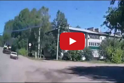 نجاة سائق سيارة من الدهس بواسطة آلة جامحة