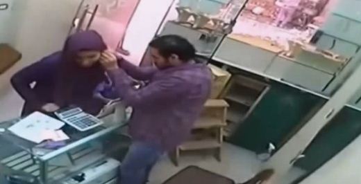 شاهد... فتاة مصرية تسرق محل مجوهرات بعد مغافلة مالكه