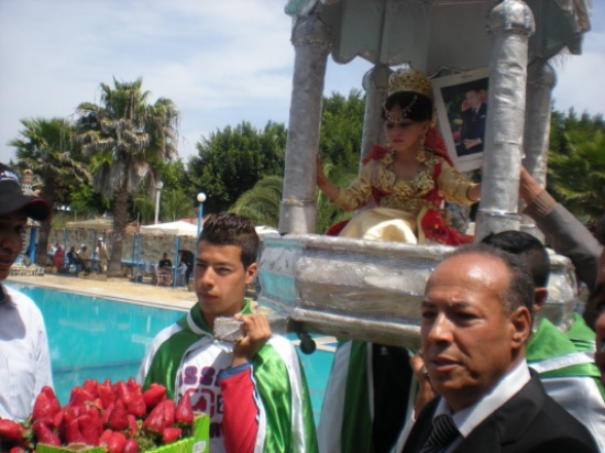 طفلة تتوج ملكة جمال مهرجان الفراولة في المغرب طفلة تتوج ملكة جمال مهرجان الفراولة في المغرب