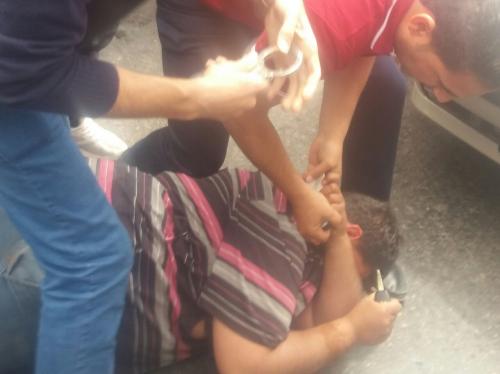 سائق باص يعتدي على مواطنين ويسرق رجل البحث الجنائي