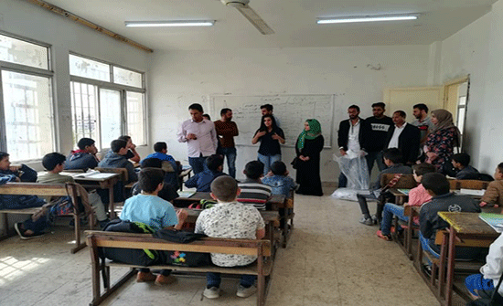 "الشرق الأوسط" تنظم حملة لتوزيع الملابس على طلبة المدارس "الشرق الأوسط" تنظم حملة لتوزيع الملابس على طلبة المدارس