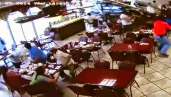 سيارة تقتحم مطعماً وتدهس الزبائن