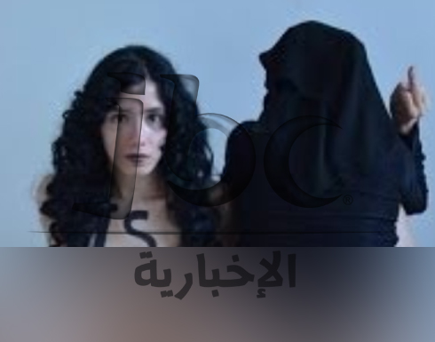 علياء المهدي تجلس عارية على علم " البغدادي "