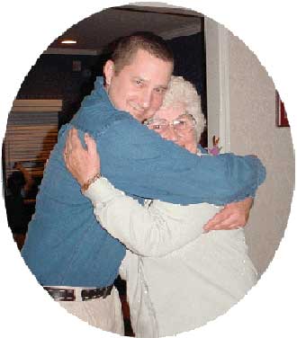 الأم البريطانية تفضل العناق على الهدايا في عيدها 