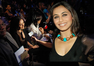  راني موخارجى تطعم معجبيها 