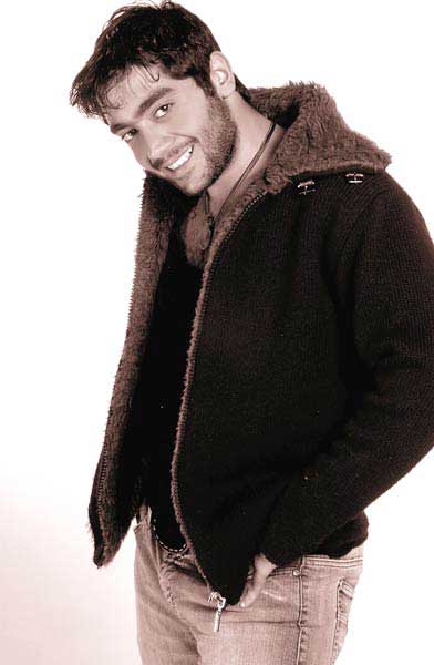 احمد فلوكس ينفي اشتراكه بمسلسل "حضور وانصراف " ويوقع فيلم "رد فعل " 