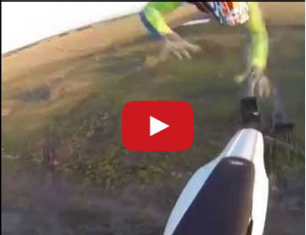 متسابق يطير في الهواء ثم يسقط بقوة خلال قفزة فاشلة