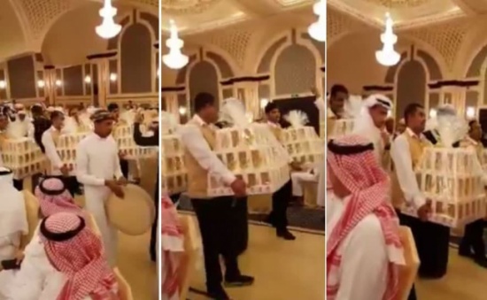 كشف حقيقة توزيع آيفون في حفل زفاف بجدة.. ومقّرب يفجر مفاجأة! كشف حقيقة توزيع آيفون في حفل زفاف بجدة.. ومقّرب يفجر مفاجأة!