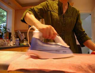 المرأة تحقق انتصارا على الرجل في كي الثياب