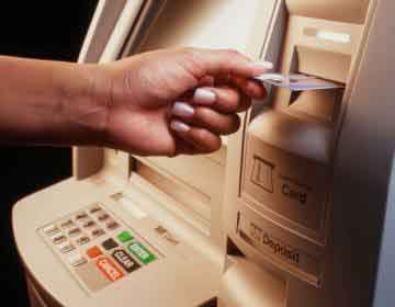 مدعي عام عمان يقرر توقيف مجموعة قامت بالتزوير وسحب مبالغ من بنوك