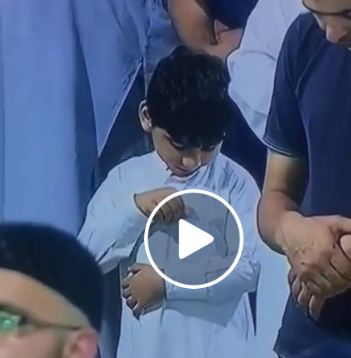 بالفيديو.. طفل يطمئن على العيدية أثناء الصلاة يشعل الإنترنت
