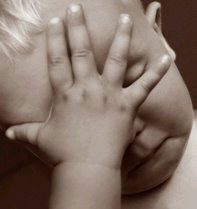 احتفلا بعيد ميلاد طفلهما ثم تركاه وحيدا في المطعم