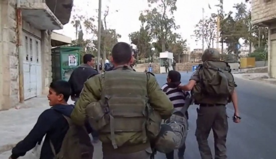 الاحتلال يعتقل طفلين بدعوى نيتهما تنفيذ عملية طعن