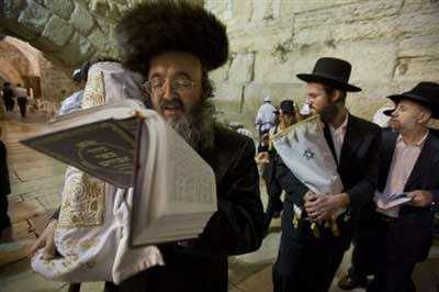  متطرفون يهود يضرمون النيران بسيارات مقدسيين  