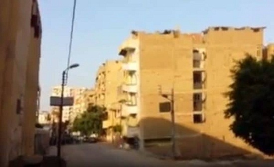 شاهد: لحظة انهيار عقار في مصر بعد ميله على منزل مجاور شاهد: لحظة انهيار عقار في مصر بعد ميله على منزل مجاور