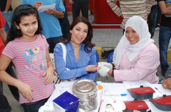 الين خلف ومنة عرفة يقودان حملة ينابيع الحياة بالجامعة الكندية في القاهرة ( مصور) 