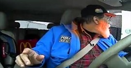 بالفيديو.. مراسل يتعرض لموقف محرج على الهواء