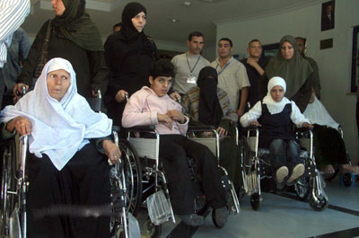 المستشفى الميداني العسكري الاردني غزة 7 يوزع عشرات الكراسي المتحركة على مستحقيها