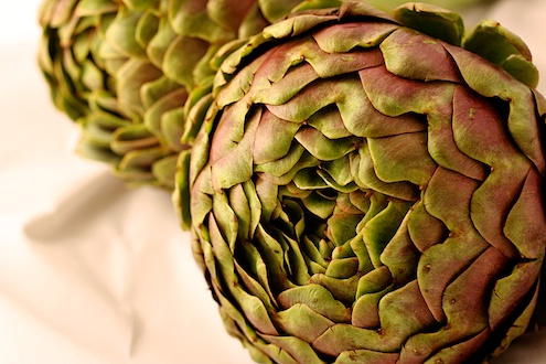 إصابة سيدة في انفجار ثمرة "خرشوف" أثناء تنظيفها