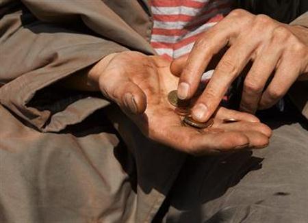 ضبط متسول بحوزته 2664 ديناراً في شارع الجاردنز