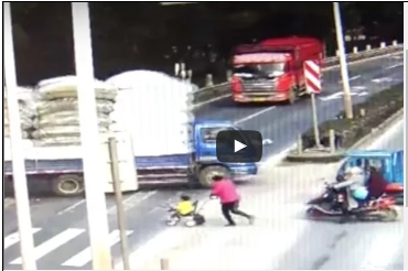 طفل محظوظ ينجو من الموت بأعجوبة بعد دهسه بشاحنة
