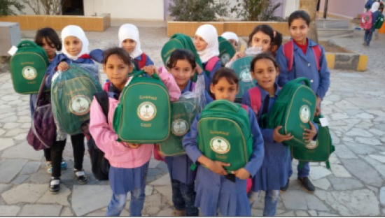 الحملة الوطنية السعودية تستكمل  توزيع الحقائب المدرسية على ابناء الاشقاء السوريين في مدينة الرمثا