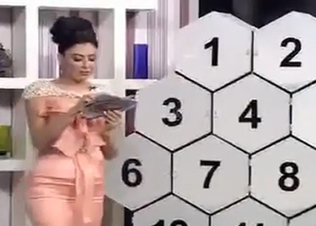 سقوط مذيعه برنامج على الهواء مباشرة