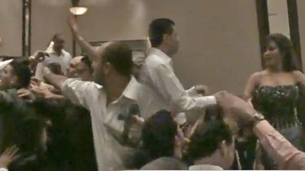 بالفيديو إشتباك بحفل نجوى كرم في فنزويلا