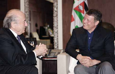 الملك والملكة يستقبلان رئيس الاتحاد الدولي لكرة القدم