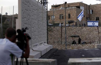 الحكومة الإسرائيلية تقرر عزل أحياء فلسطينية في القدس بجدر أسمنتية الحكومة الإسرائيلية تقرر عزل أحياء فلسطينية في القدس بجدر أسمنتية