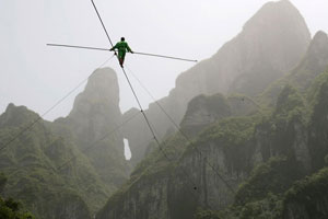 يذهبون الى المدرسة عبر الأسلاك